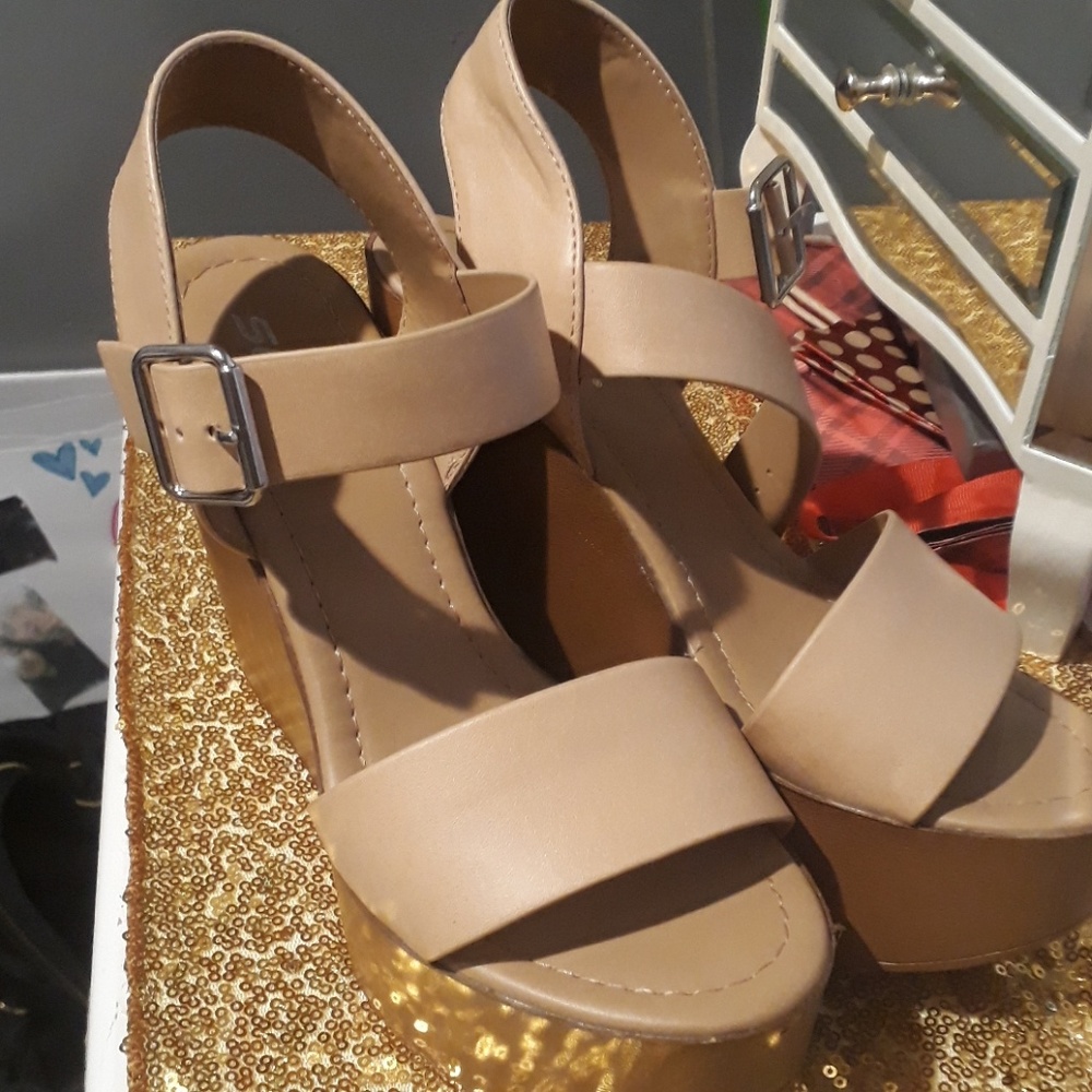 Super cute beige wedges